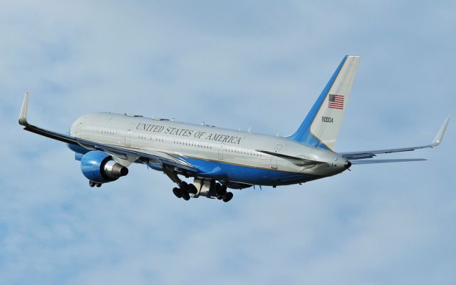 99-0004 — - usaf c-32a 99-0004 dep shannon 22/2/16.