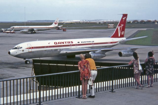 Boeing 707-300 (VH-EAB) - Sydney c 1971