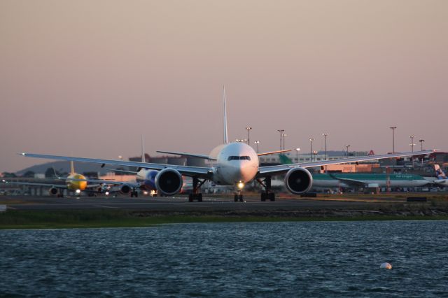 BOEING 777-300ER (F-GZNJ)