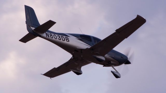 Cirrus SR-22 (N803DB) -  N803DB landing on 11L at Fresno Yosemite Int.