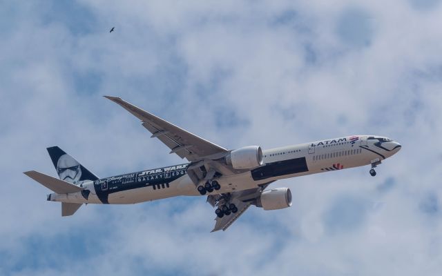 Boeing 777-200 (PT-MUA) - B777-32W (ER) - Star Wars Galaxy's Edge - br /Aprox. Aeroporto de Guarulhos