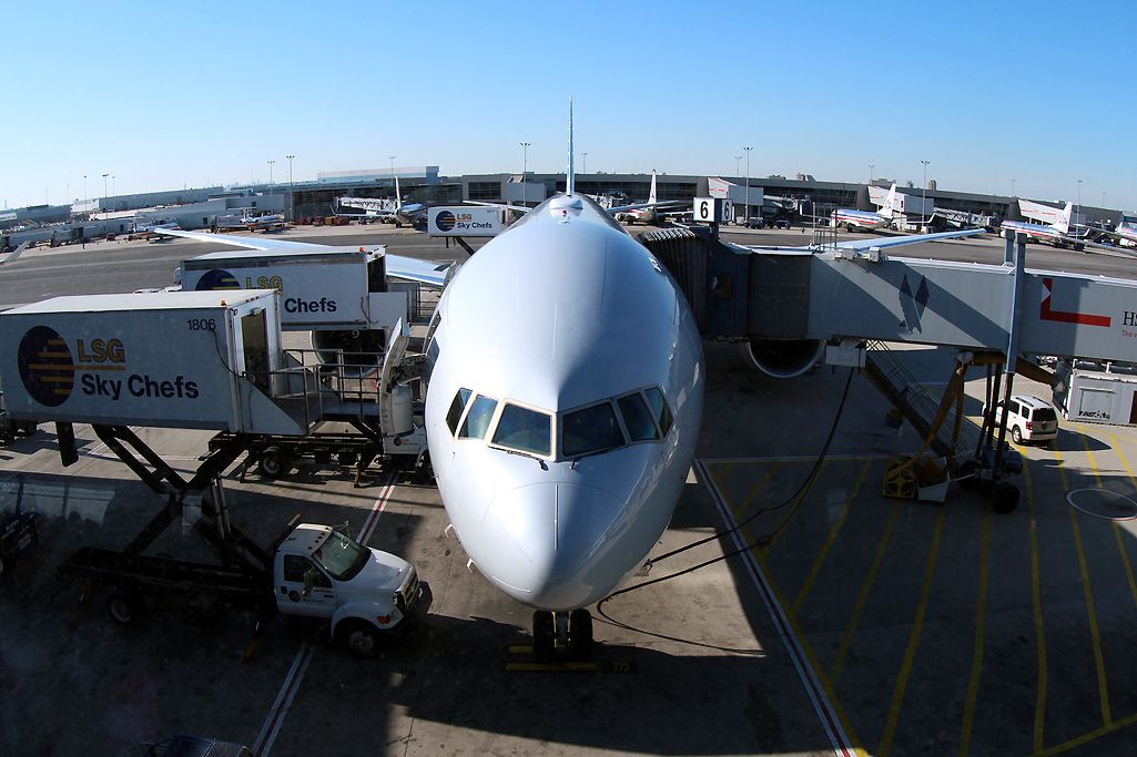 BOEING 777-300ER (N720AN)