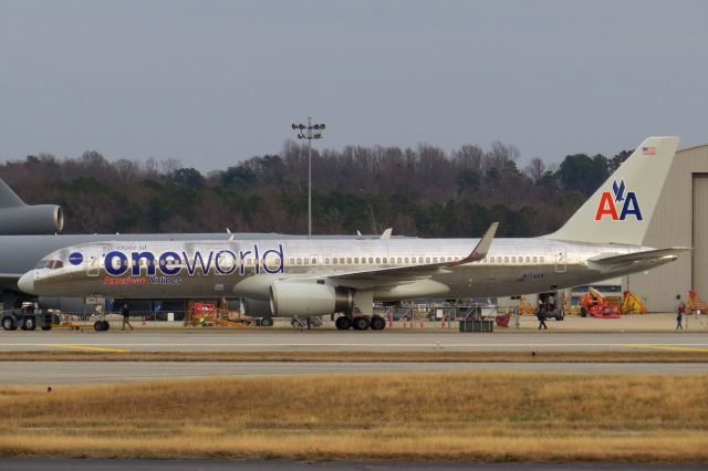 Boeing 757-200 (N174AA) - American Airlines 757-200 "One World" 12/30/13