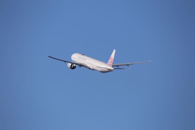 BOEING 777-300ER (B-18002)