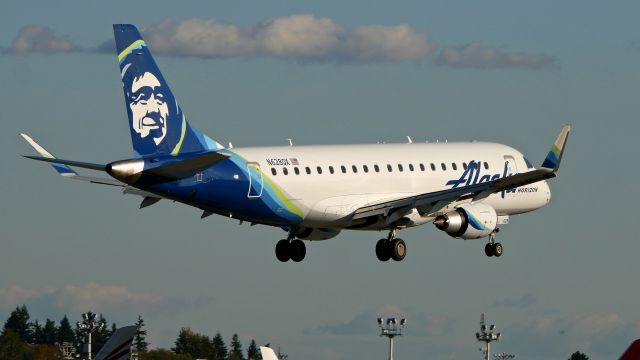 Embraer 175 (N628QX) - QXE2677 from KSAN on short final to Rwy 16R on 10.1.19. (ERJ-175LR / cn #17000680).