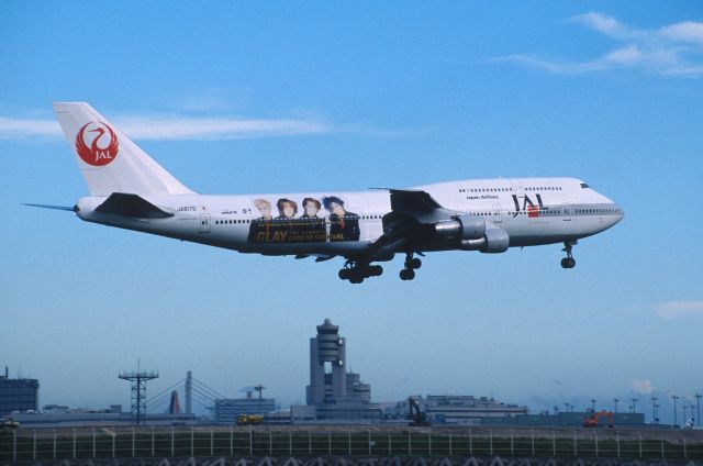 BOEING 747-100 (JA8170) - Short Final at Tokyo-Haneda Intl Airport Rwy22 on 1999/09/01  " B747-146SR/SUD Type Japanese Pops Music Group "