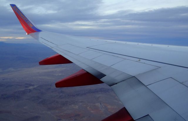 Boeing 737-800 (N8326F)