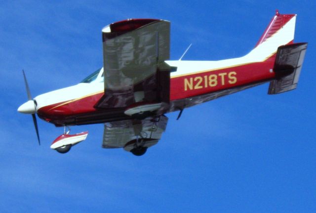 Piper Cherokee (N218TS) - Landing on RWY 24