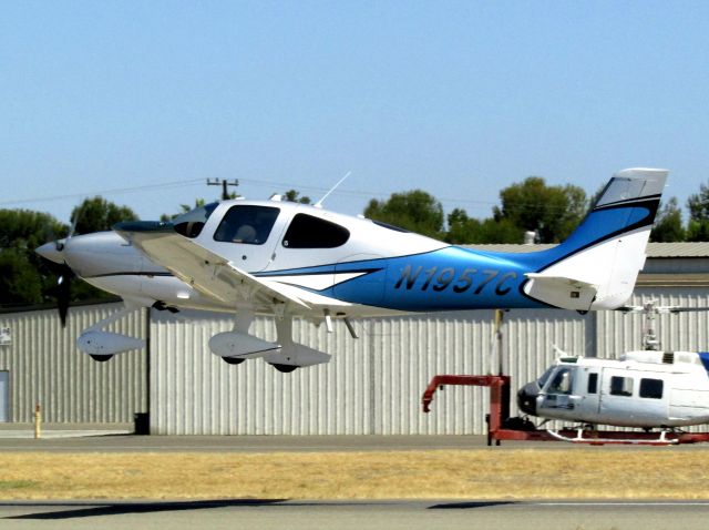 Cirrus SR22 Turbo (N1957C) - Taking off RWY 24