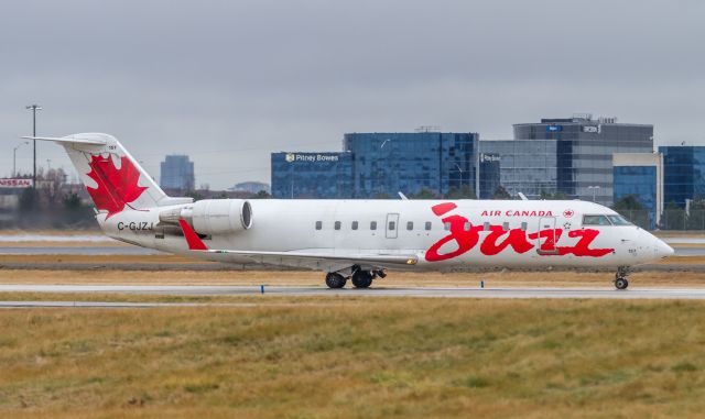 Canadair Regional Jet CRJ-200 (C-GJZJ)