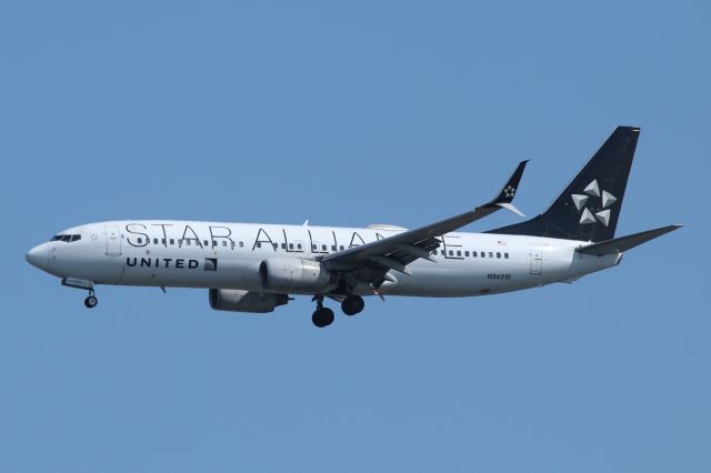 Boeing 737-800 (N26210) - On final to runway 27, arriving from O'Hare