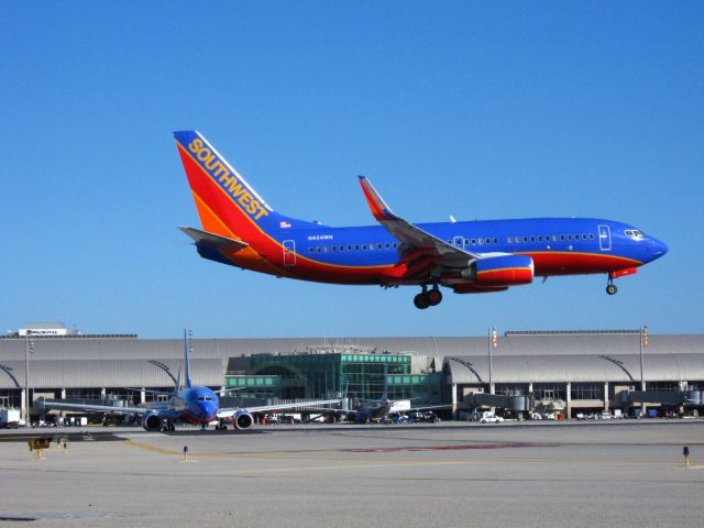 Boeing 737-700 (N454WN) - Landing on RWY 19R