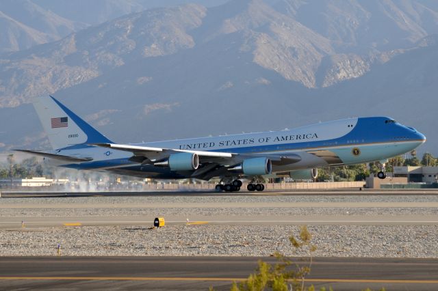 Boeing 747-200 (92-9000) - Smoking the mains on 31L!!