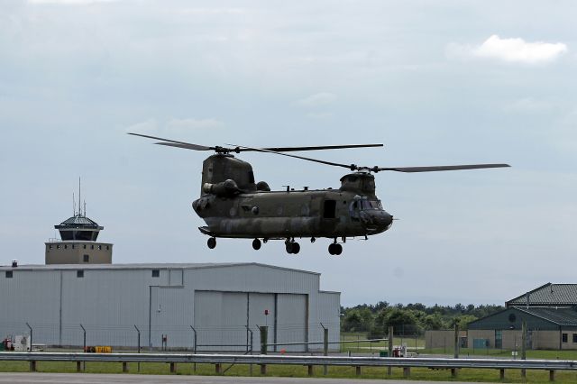 Boeing CH-47 Chinook (8700071) - A US Army National Guard CH-47D (87-00071, c/n M3190/B-411) departing on 17 Jun 2015 during Combat Skills Training Exercise 78-15-02, Patriot Warrior at Ft. McCoy, WI. This CH-47 was built in 1967 as 67-18441.