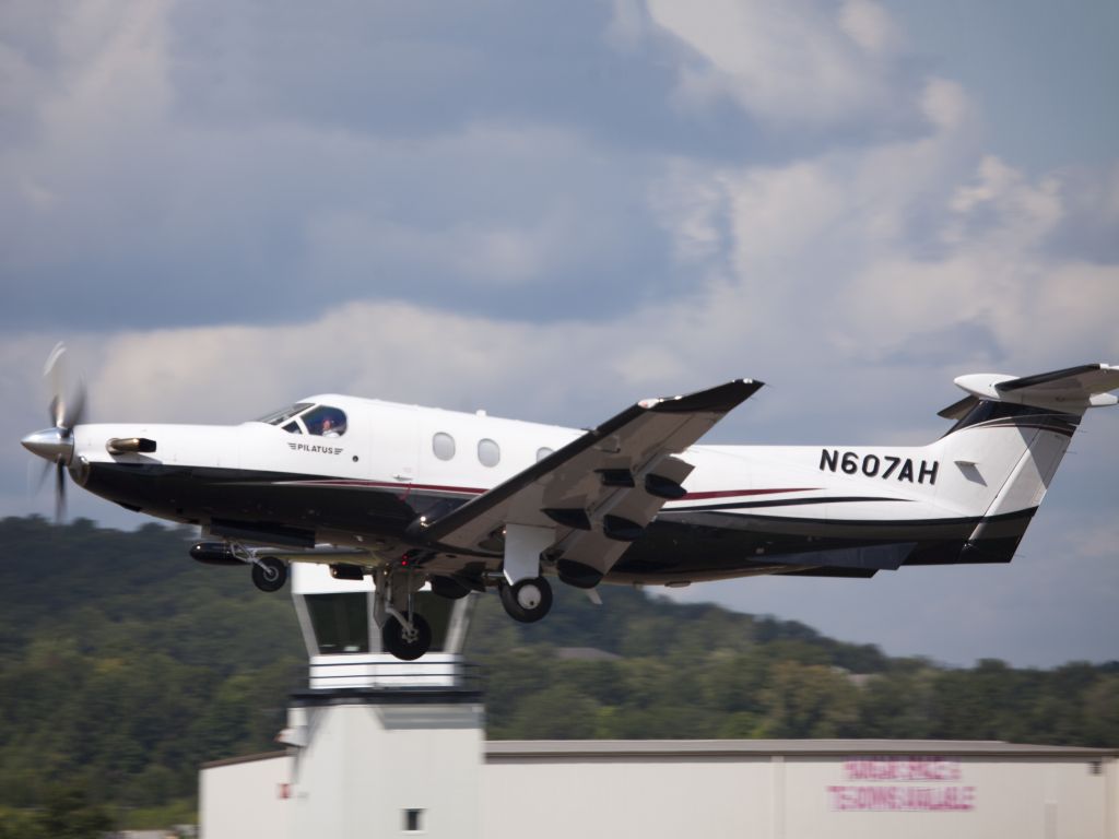 Pilatus PC-12 (N607AH) - Take off runway 26.