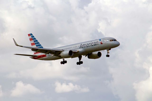 Boeing 757-200 (N189AN)
