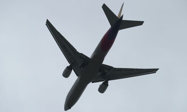 Boeing 777-200 (HL7732) - An Asiana 777-200ER, HL7732, at 1200 feet on her way into KSEA this morning as OZ272, as seen from KBFI. 