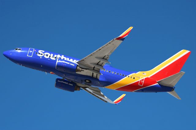 Boeing 737-700 (N7704B)