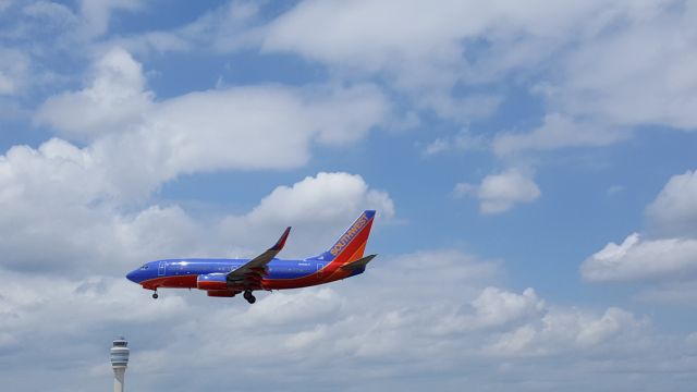 Boeing 737-700 (N233LV)