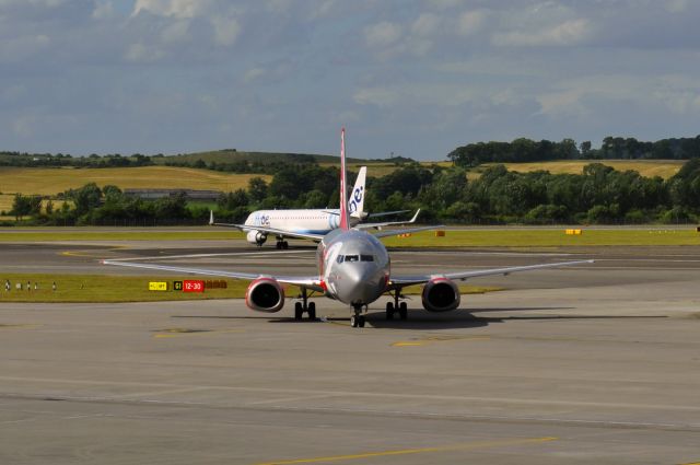 BOEING 737-300 (G-CELO) - Jet2 Boeing 737-33A(QC) G-CELO in Edinburgh