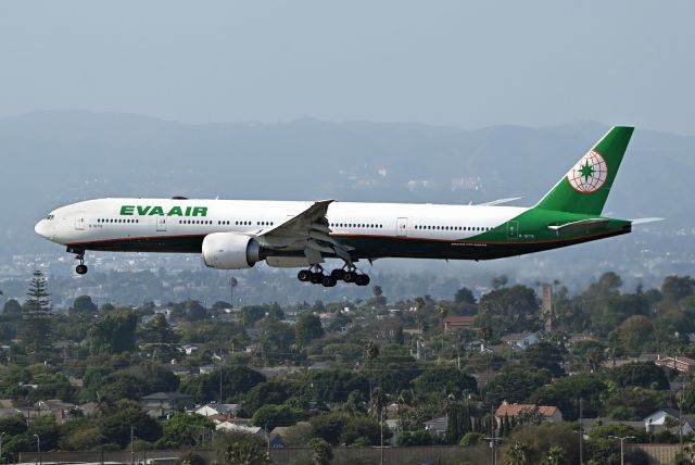 BOEING 777-300 (B-16718)