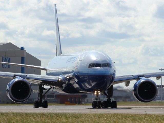 Boeing 777-200 — - A United B777-200ER in the old pre merger livery.