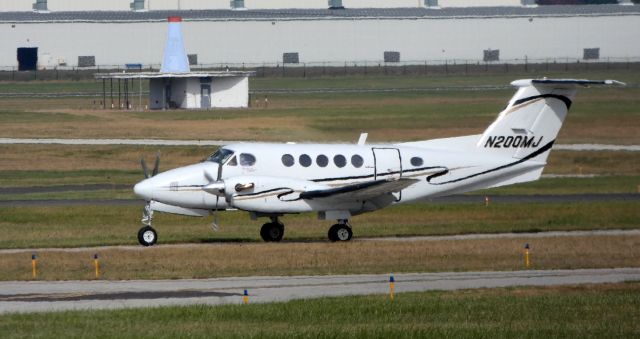 Beechcraft Super King Air 200 (N200MJ) - Taxiing for departure is this1982 Beechcraft Super King Air 200 in the Autumn of 2019.