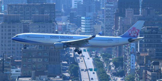 Airbus A330-300 (B-18355)