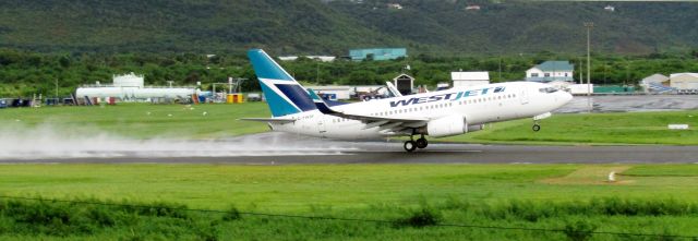 Boeing 737-700 (C-FWSF)