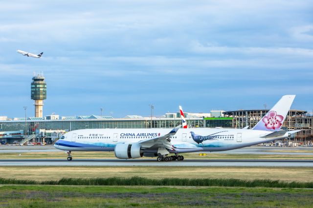 Airbus A350-900 (B-18901) - China Airlines lands on runway 8L/26R as a CargoJet 767 takes off in the background.