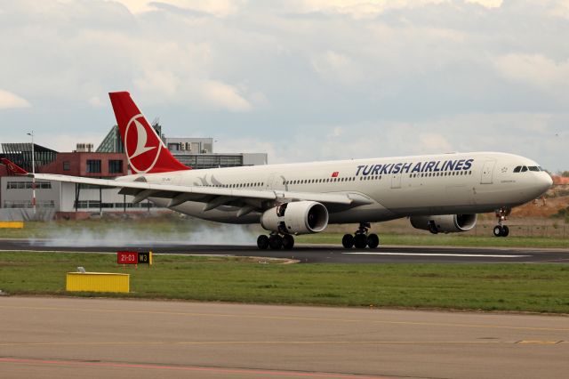 Airbus A330-300 (TC-JNJ) - This aircraft arrived to take the Turkish president Abdullah Gül  back to Turkey after a three days visite to The netherlands.