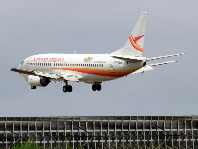 BOEING 737-300 (PZ-TCO)