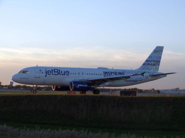 Airbus A320 (N598JB)