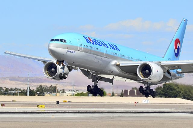 Boeing 777-200 (HL7752) - HL7752 Korean Air Boeing 777-2B5/ER (cn 34211/682)br /br /Las Vegas - McCarran International (LAS / KLAS)br /USA - Nevadabr /April 12, 2013br /Photo: TDelCoro