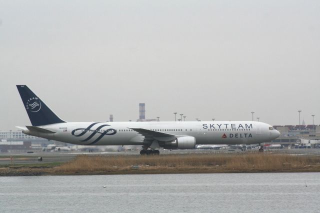 BOEING 767-400 (N844MH)