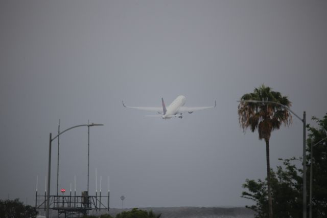 BOEING 767-300 (N173DZ)
