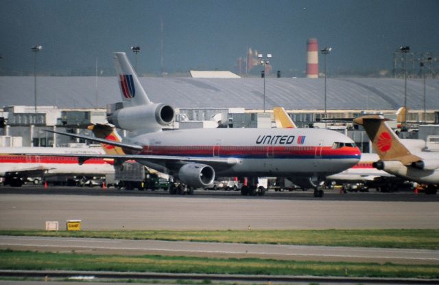 McDonnell Douglas DC-10 (N1842U) - KDEN-Stapleton - July 1989 shows a UAL DC10 headed to the north departure runway- photo taken with a 1000mm lens from the old photo platform area. click full button.