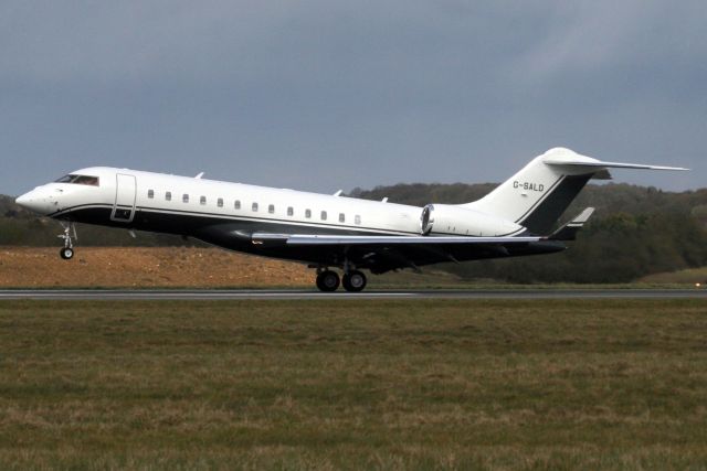 Bombardier Global Express (G-SALD) - Gama Aviation Global 6000 touching down on rwy 26 on 29-Mar-18 arriving from EGLF as GMA842.