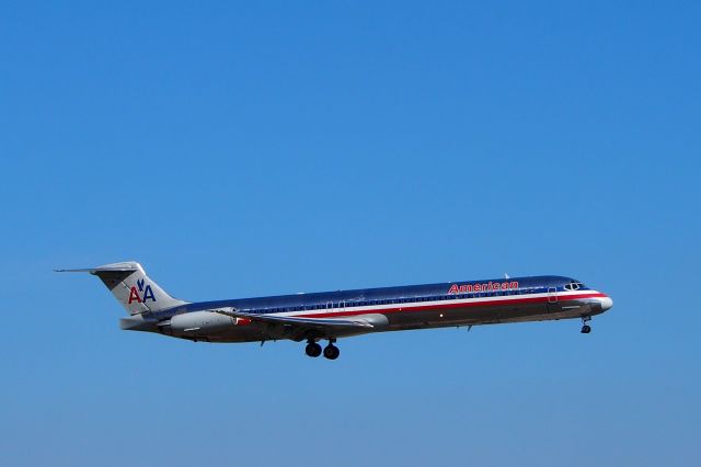 McDonnell Douglas MD-80 (N437AA)