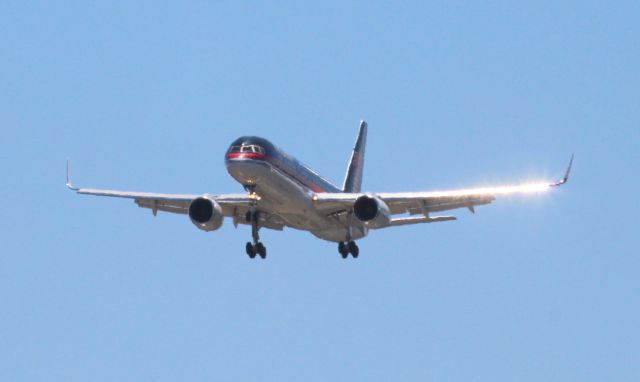 Boeing 757-200 (N757AF) - KRDD - Trumps 757 on final over Kents meat market & deli on Airport Rd for Runway 34- this was the landing shot as Presidential hopeful Donald Trump landed at the Redding,CA airport for a campaign speech on the tarmac down by the airport FedEx building. Heat haze was bad on this 105 degree day.