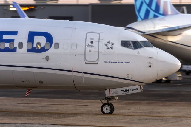 Boeing 737 MAX 9 (N37554) - 5th November, 2023: United Airlines Boeing 737-900Max taxiing for evening departure Washington Dulles. 