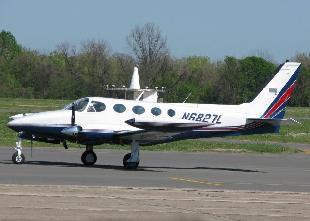 Cessna 340 (N6827L) - Parked at the Shreveport Downtown airport.