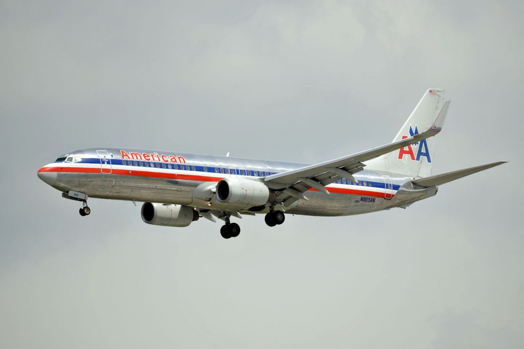 Boeing 737-800 (N925AN)