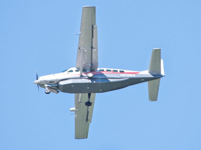 Cessna Caravan (N619MA) - Banking into Kent County International Airport, Seattle, WA.