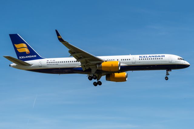 Boeing 757-200 (TF-ISD)