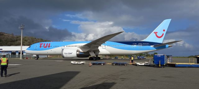 Boeing 787-9 Dreamliner (G-TUIO)