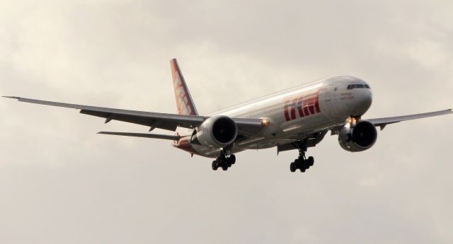 BOEING 777-300 (PT-MUG)