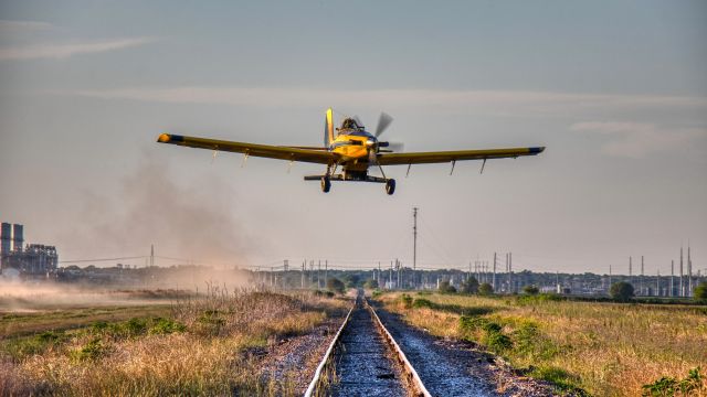 — — - Air Tractor AT-602