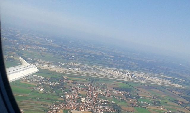 — — - Munich Airport overview from a Lufthansa A320/A321, I do not remember.br /br /Location: Munich Airport, I guess...br /Date: 20.09.18 (dd/mm/yy).