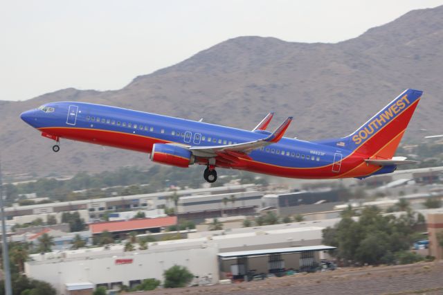 Boeing 737-800 (N8623F)